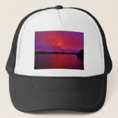 Hot-roze Paarse zonsondergang op het Arrodemeer Trucker Pet (Voorkant)