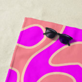 Hot Roze Perzik Abrikoos Retro Fluid Art Custom Strandlaken (In situ)