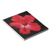 Hot-roze rode hibiscus-bloem op zwart notitieblok (Schuin)