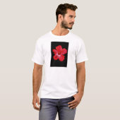 Hot-roze rode hibiscus-bloem op zwart t-shirt (Voorkant volledig)