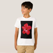 Hot-roze rode hibiscus-bloem op zwart t-shirt (Voorkant volledig)