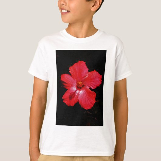 Hot-roze rode hibiscus-bloem op zwart t-shirt (Voorkant)