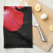 Hot-roze rode hibiscus-bloem op zwart theedoek (Quarter Fold)