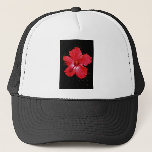 Hot-roze rode hibiscus-bloem op zwart trucker pet (Voorkant)