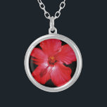 Hot-roze rode hibiscus-bloem op zwart zilver vergulden ketting<br><div class="desc">Mooie foto van een hotroze rode hibiscus-bloem op zwart door kunstenaar Sandra Marie Closs. Voeg je eigen tekst, naam of monogram toe aan creëer het perfecte product voor elke keer. Wedden, feestfeest, sympathie, verjaardag, baby shower, een feest of gewoon om je dag wat mooier te maken. bloem, bloem, bloemen, kleurrijke...</div>