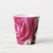 Hot-roze Roos en White Daisies Foto Latte Mok (Voorkant)