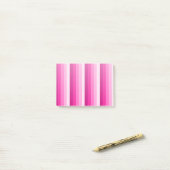 Hot-roze schaduwstrepen post-it® notes (Op bureau)