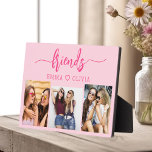 Hot roze vrienden 3 foto vriendschap collage fotoplaat<br><div class="desc">Vier je vriendschap met de Hot Pink Besties Friends 3 Fotocollage Keepsake Plaque. Deze levendige en gepersonaliseerde plaquette heeft een stijlvol, hot roze design, met een prachtig gerangschikte collage van drie gekoesterde foto's. Gemaakt van hoogwaardige materialen, is het perfect om op een bureau, plank of muur weer te geven. De...</div>