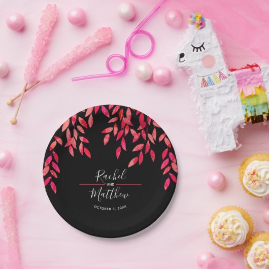 Hot-roze vulling op het zwarte huwelijk papieren bordje (Feest)