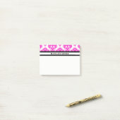 Hot-roze witte Damaspatroonpatroon, gepersonalisee Post-it® Notes (Op bureau)
