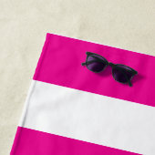 Hot roze witte strepen aangepaste naam strandlaken (In situ)