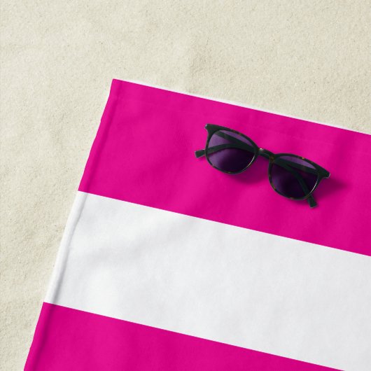 Hot roze witte strepen aangepaste naam strandlaken (In situ)