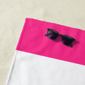 Hot-roze witte strepen grafisch monogram, op maat strandlaken (In situ)