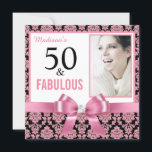 Hot-roze witte zwarte vocht 50th Birthday Kaart<br><div class="desc">Warmroze glitter, wit, zwart vocht | 50e verjaardag van de uitnodigingen. Vijftig en verbazingwekkend! Een mooie moderne, roze glitter, zwart, witte vogel, 50th Birthday Party Uitnodigingen die je kunt personaliseren en uitzenden naar de viering van je vijftigste verjaardagsfeest. In het midden van de roze boog. Vervang de steekproeffoto met uw....</div>