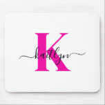 Hot Roze Zwart Initiaal Naam Monogrammed Muismat<br><div class="desc">Deze eenvoudige, elegante witte mousepad met uw voornaam in een trendy schrift lettertype in zwart getypt over uw eerste initiaal in een modern petten lettertype in hot pink is ideaal voor uw kantoor / bureau. Het is stijlvol en trendy en toch zeer klassiek.</div>