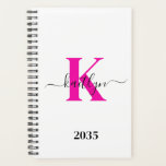 Hot Roze Zwart Initiaal Naam Monogrammed Planner<br><div class="desc">Deze eenvoudige, elegante witte 5, 5 x 8, 5 soft planner met je voornaam in een trendy script lettertype in zwart getypt over je eerste initiaal in een modern petten lettertype in hot pink is ideaal voor jou. Het is stijlvol en trendy en toch zeer klassiek. Het maakt het houden...</div>