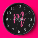 Hot Roze Zwart Modern Script Girly Monogram Naam<br><div class="desc">Maak een gedurfde uitspraak in uw ruimte met onze Hot Pink Modern Script Girly Monogram Naam Grote Klok! Deze klok heeft een levendig roze ontwerp en is gepersonaliseerd met jouw naam in een stijlvol, modern script. Het geeft elke kamer een stijlvol en persoonlijk tintje. Perfect voor kamers, kantoren of woonruimtes,...</div>