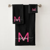 Hot Roze Zwart Modern Script Girly Monogram Naam Bad Handdoek (Insitu)