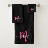 Hot Roze Zwart Modern Script Girly Monogram Naam Bad Handdoek (Insitu)