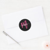 Hot Roze Zwart Modern Script Girly Monogram Naam Ronde Sticker (Envelop)