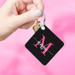 Hot Roze Zwart Modern Script Girly Monogram Naam Sleutelhanger<br><div class="desc">Houd uw sleutels in stijl met onze Hot Pink Modern Script Girly Monogram Naam Sleutelhanger! Deze sleutelhanger is voorzien van een levendig roze ontwerp en is gepersonaliseerd met jouw naam in een chique modern script voor een aangepaste, modieuze touch. Perfect voor het toevoegen van een beetje flair aan uw sleutels...</div>