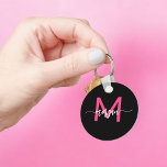 Hot Roze Zwart Modern Script Girly Monogram Naam Sleutelhanger<br><div class="desc">Houd uw sleutels in stijl met onze Hot Pink Modern Script Girly Monogram Naam Sleutelhanger! Deze sleutelhanger is voorzien van een levendig roze ontwerp en is gepersonaliseerd met jouw naam in een chique modern script voor een aangepaste, modieuze touch. Perfect voor het toevoegen van een beetje flair aan uw sleutels...</div>