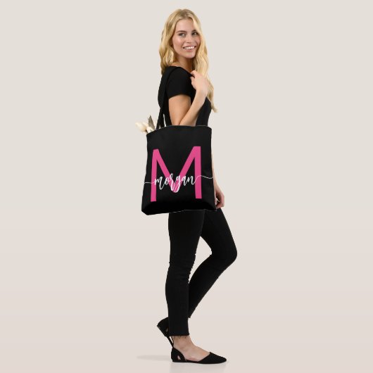 Hot Roze Zwart Modern Script Girly Monogram Naam Tote Bag (Op model)