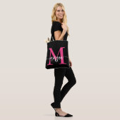 Hot Roze Zwart Modern Script Girly Monogram Naam Tote Bag (Op model)