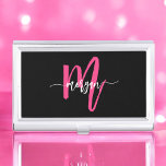 Hot Roze Zwart Modern Script Girly Monogram Naam Visitekaarthouder<br><div class="desc">Maak een professionele verklaring met onze Hot Pink Modern Script Girly Monogram Naam Business Card Case! Dit slanke en stijlvolle hoesje heeft een opvallend roze design, gepersonaliseerd met jouw naam in een stijlvol, eigentijds script voor een chique touch op maat. Het is ideaal voor het dragen en beschermen van uw...</div>