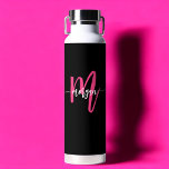 Hot Roze Zwart Modern Script Girly Monogram Naam Waterfles<br><div class="desc">Blijf gehydrateerd in stijl met onze Hot Pink Modern Script Girly Monogram Naam Water Bottle! Deze waterfles is voorzien van een gedurfd hot pink ontwerp en is gepersonaliseerd met jouw naam in een elegant, modern script voor een chique, aangepaste toets. Perfect voor school, workouts of onderweg, het is gemaakt van...</div>