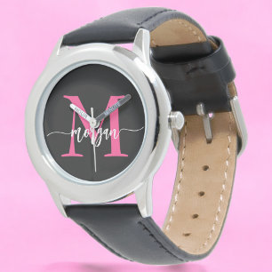 Hot Roze Zwart Modern Script Meisjes Monogram Naam Horloge
