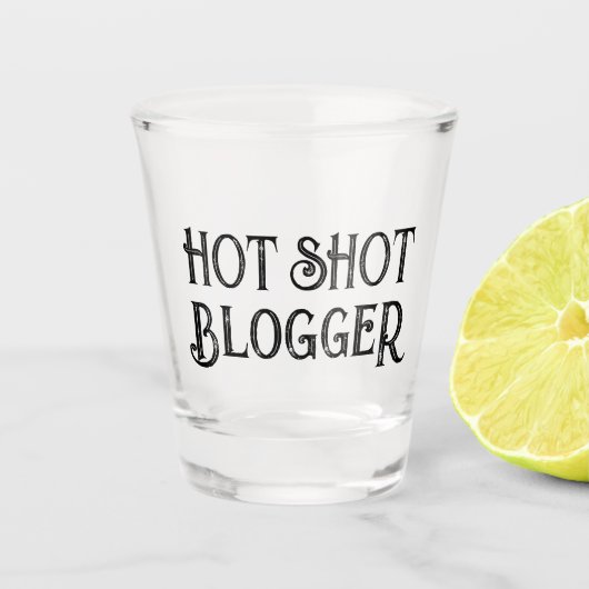 Hot Shot Blogger | Grappig geschenkglas Glas (Voorkant)