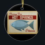 Hot Springs Arkansas Blue Fish Vintage Travel Keramisch Ornament<br><div class="desc">Deze groeten van Hot Springs Arkansas vintage-reisontwerp voorzien van een leuke blauwe vis met rode accenten en een retro vibe uit de jaren '60.</div>