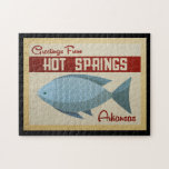 Hot Springs Arkansas Blue Fish Vintage Travel Legpuzzel<br><div class="desc">Deze groeten van Hot Springs Arkansas vintage-reisontwerp voorzien van een leuke blauwe vis met rode accenten en een retro vibe uit de jaren '60.</div>