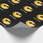 Hot Stuff Funny Sun Pun Dark BG Cadeaupapier (Hoek)
