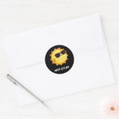 Hot Stuff Funny Sun Pun Dark BG Ronde Sticker (Envelop)