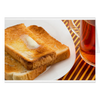 Hot-toast met boter op een wit bord