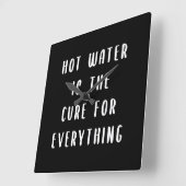 Hot water is the cure for everything vierkante klok (Hoek)