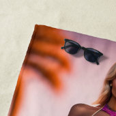 Hot-young vrouw model in roze keuken strandlaken (In situ)