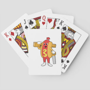 Hotdog als timmerman met zaag en hout pokerkaarten