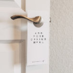 Hotel door Hanger<br><div class="desc">Download uw sjabloon als JPEG met de optie "aftapbaar" geselecteerd. Upload uw afbeelding naar de voor- en achterkant van dit label in de sectie 'personalisatie'.</div>