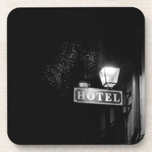 hotelbord, straatlicht en veel licht bier onderzetter