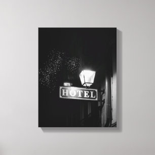 hotelbord, straatlicht en veel licht canvas afdruk