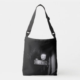  hotelbord, straatlicht en veel licht crossbody tas