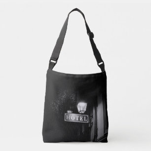 hotelbord, straatlicht en veel licht crossbody tas