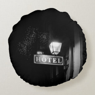 hotelbord, straatlicht en veel licht rond kussen