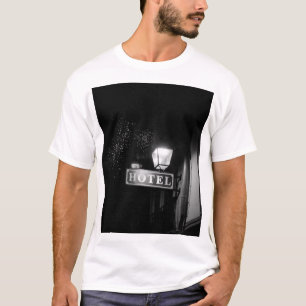 hotelbord, straatlicht en veel licht t-shirt