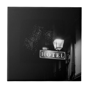 hotelbord, straatlicht en veel licht tegeltje