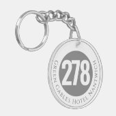 Hotelnaam plus kamer nummer aan een sleutelhanger (Voorkant Links)