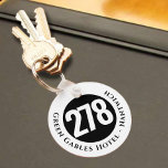 Hotelnaam plus kamernummer op een Sleutelhanger<br><div class="desc">Hotel Room Keyring of Sleutelhanger met de hotelnaam en het adres plus het kamernummer. Zwart-wit ontwerp.</div>